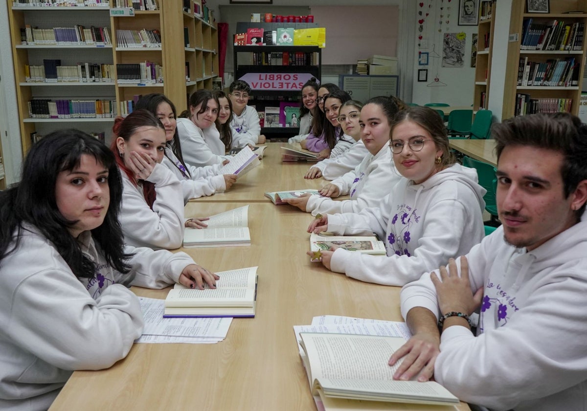 Estudiantes de segundo de Promoción de la Igualdad en la biblioteca del Bárbara de Braganza.