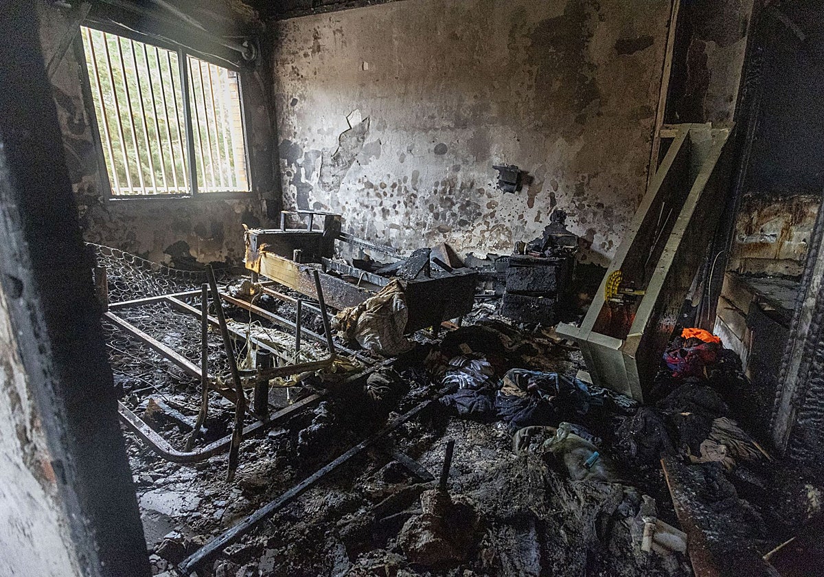 Interior del piso donde se produjo el incendio en la madrugada del martes al miércoles.