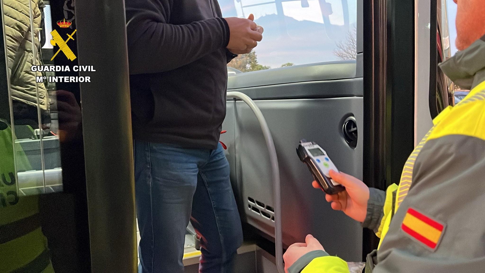 Un agente de la Guardia Civil realiza el test de alcoholemia a un conductor de autobús.