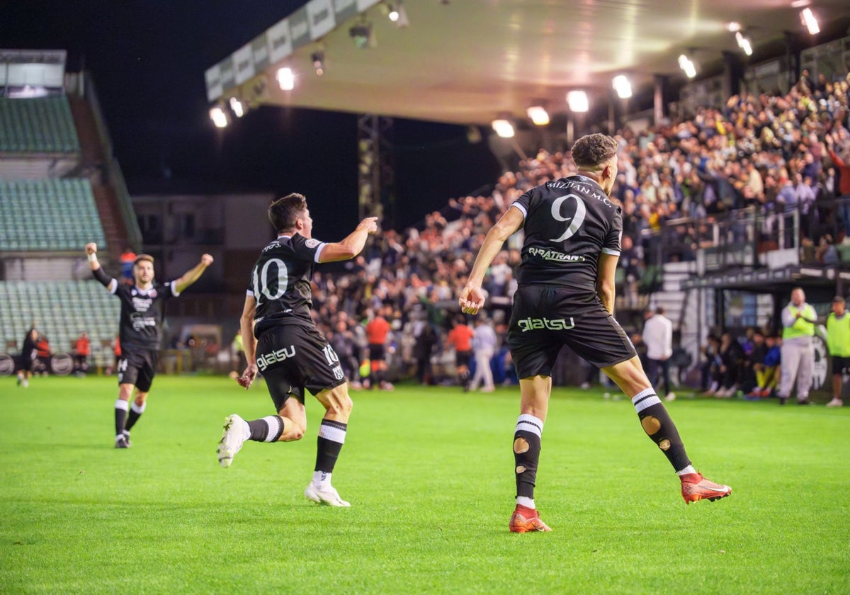 Juanjo Sánchez y Mizzian celebran el 2-1 en el descuento.