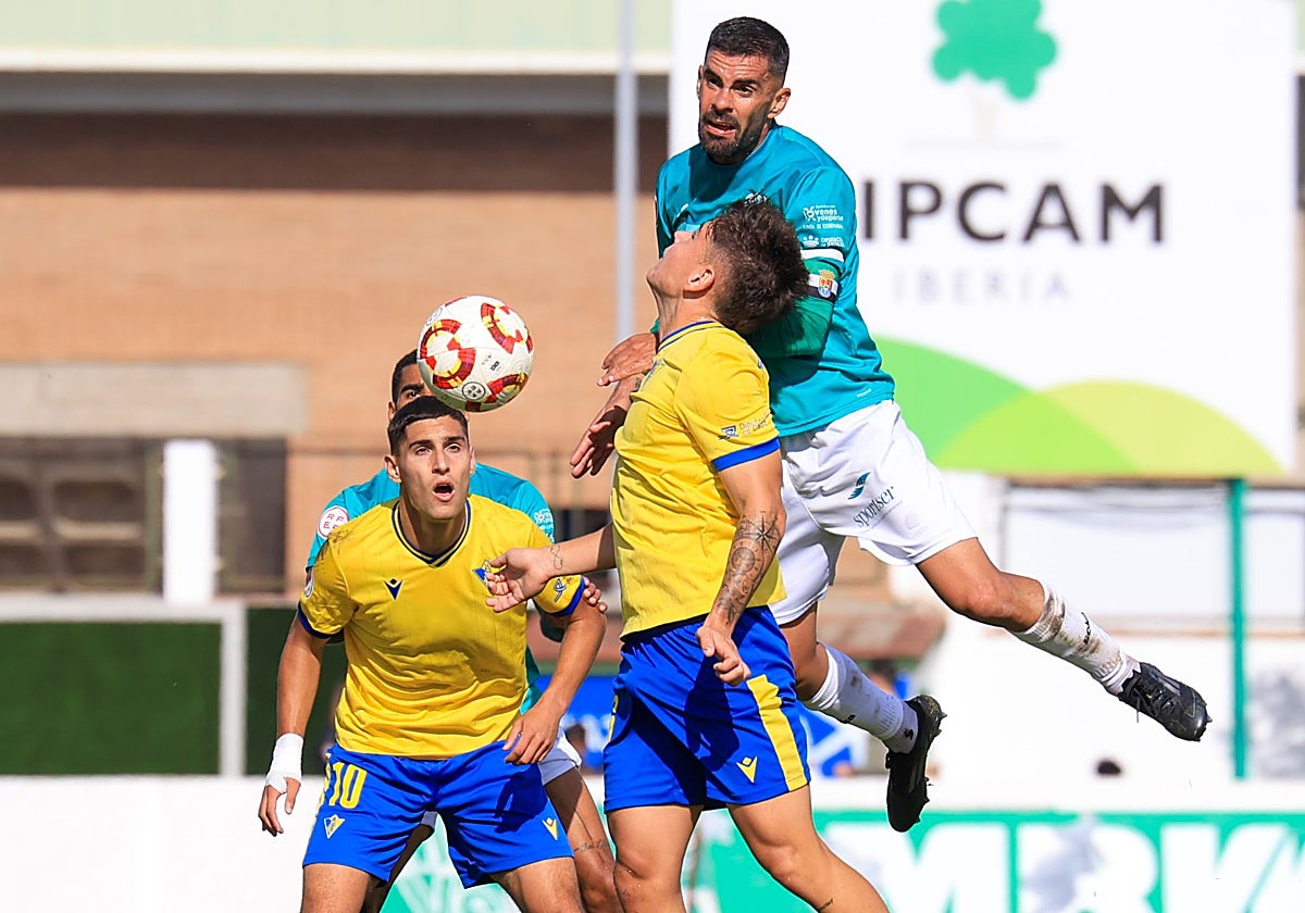 Pajuelo pugna por un balón aéreo contra el Cádiz B.