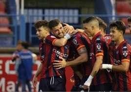 Los jugadores del Extremadura celebran el gol de Pardo.