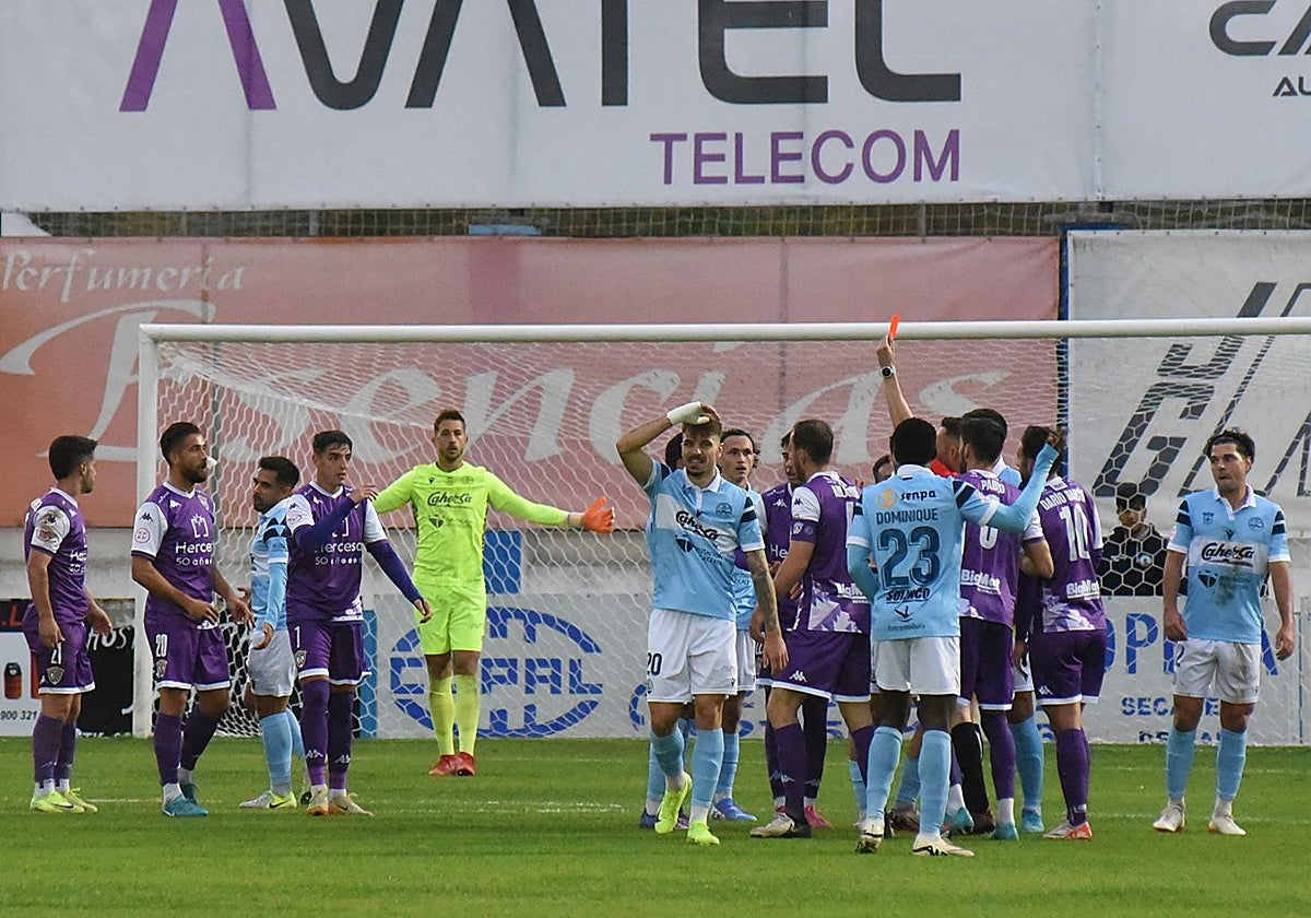 El Coria jugó con diez más de una hora tras la expulsión de Dominique a los 20 minutos.