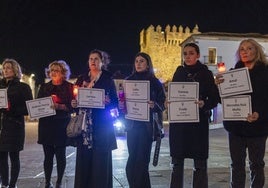 Algunas de las participantes en la vigilia feminista contra la violencia de género organizada por la asociación María Telo, en Cáceres.