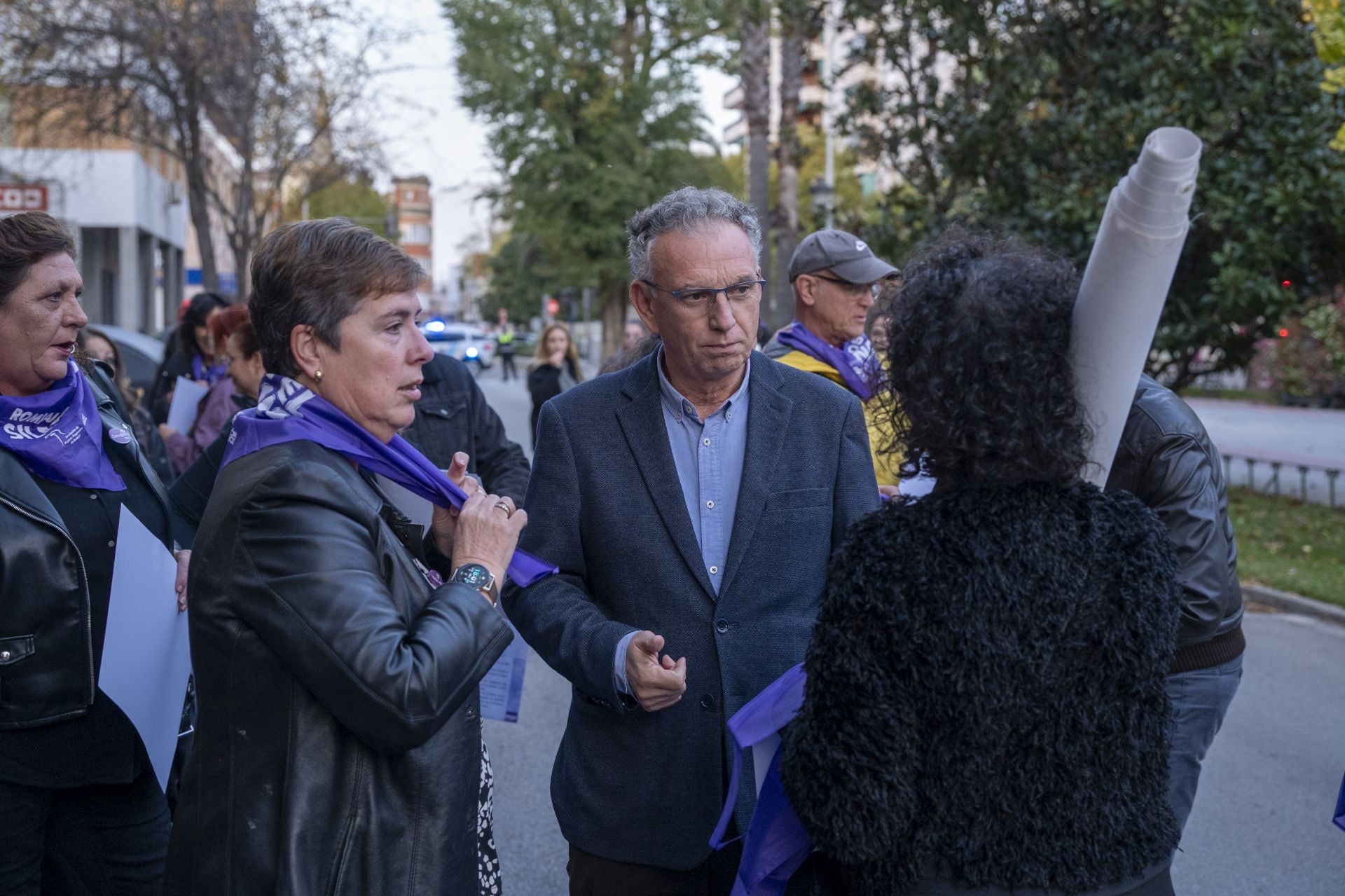 El delegado del Gobierno en Extremadura, en la marcha contra la violencia de género en la capital pacense. 