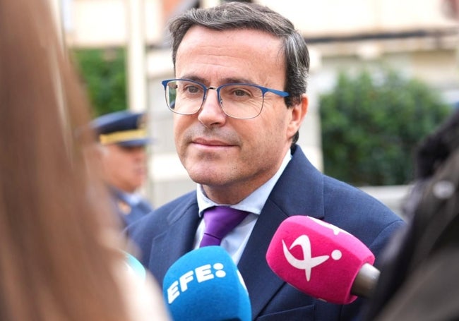 Miguel Ángel Gallardo, esta mañana, en el Patio de los Naranjos de la Asamblea de Extremadura.