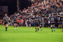 El Mérida celebra uno de sus goles postreros ante la tribuna del Romano