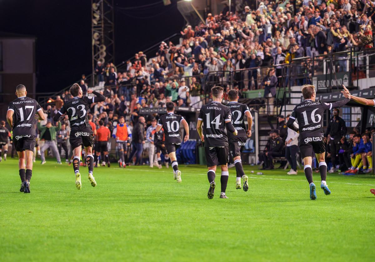 El Mérida celebra uno de sus goles postreros ante la tribuna del Romano