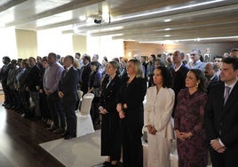 Minuto de silencio en la Asamblea de Extremadura por las mujeres víctimas de violencia machista.