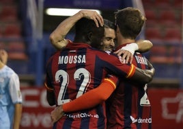 Moussa y Callejón felicitan a Bernal tras marcar el segundo gol del Extremadura al Trujillo.