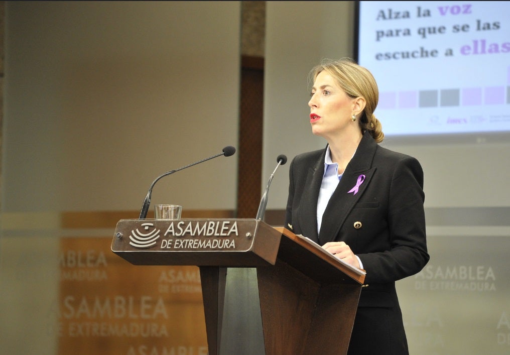 María Guardiola, durante su intervención en el acto con motivo del 25N en la Asamblea. 