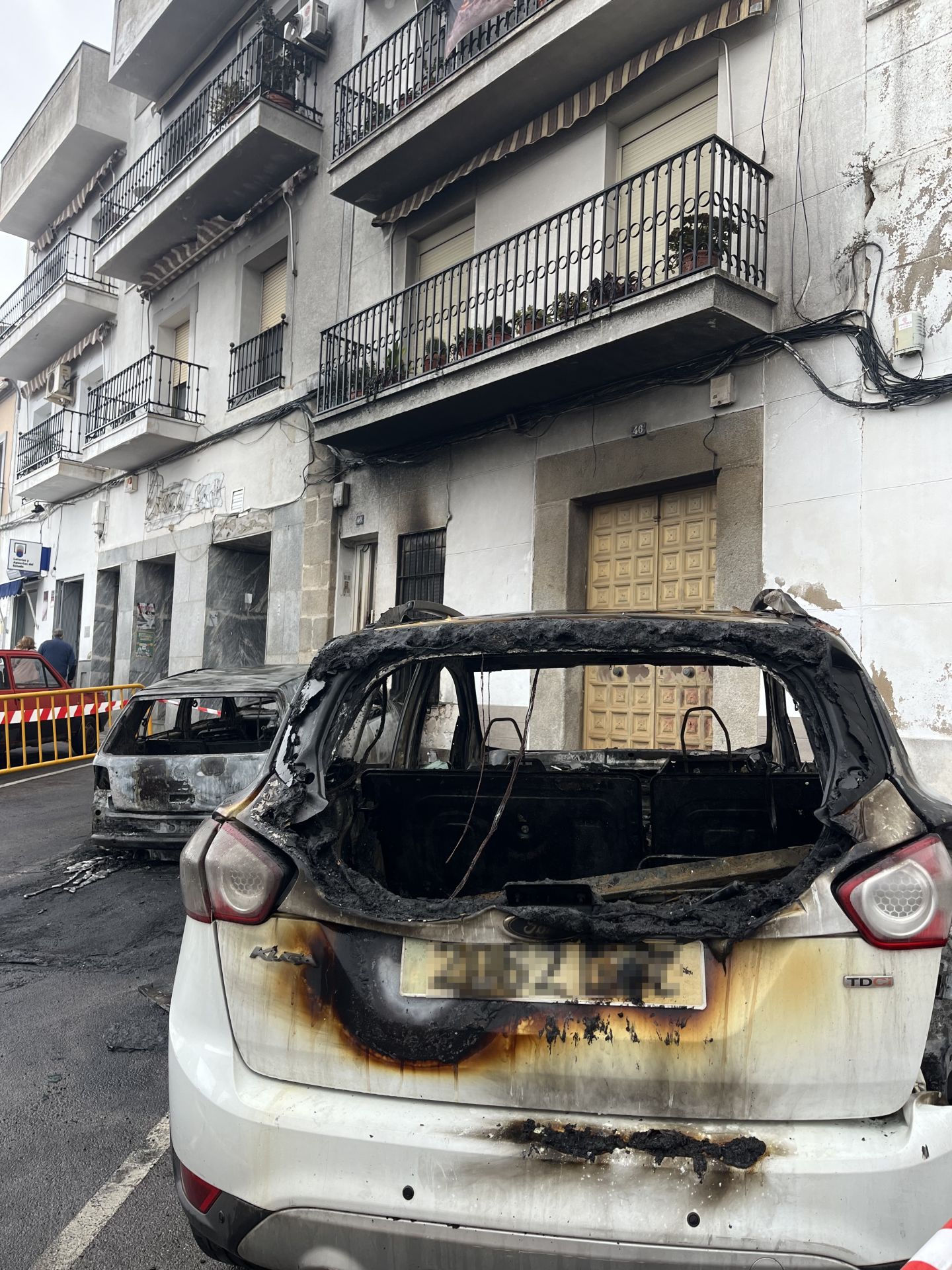 Así han quedado los coches y la vivienda tras el incendio en Zalamea de la Serena