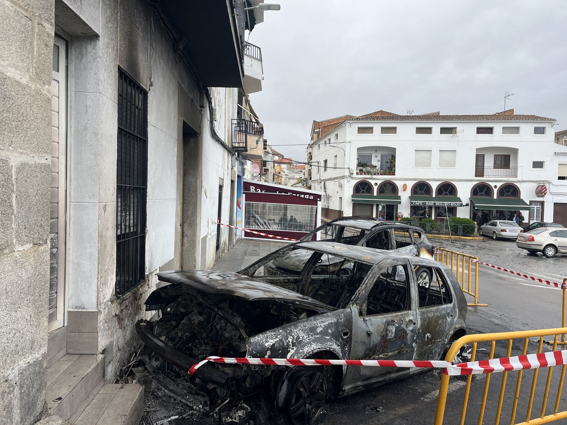 Así han quedado los coches y la vivienda tras el incendio en Zalamea de la Serena