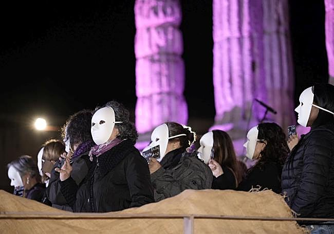 Mujeres con el rostro cubierto en el Templo de Diana de Mérida.