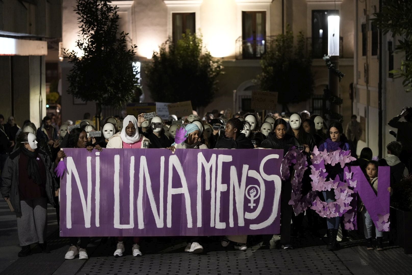 Han solicitado mayores medidas de apoyo a las víctimas, en una manifestación que ha partido desde la Plaza de España y ha llegado hasta el Templo de Diana.