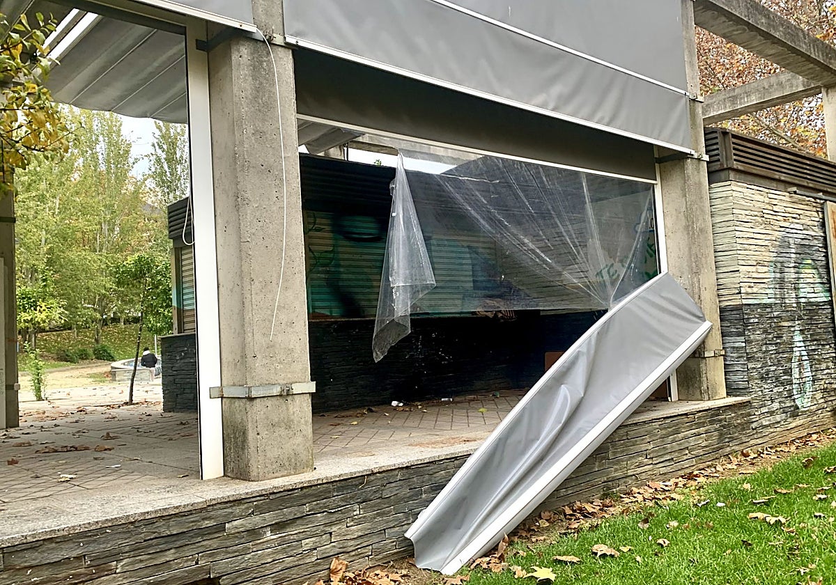 Lateral del quiosco del Perú con el toldo despegado y el plástico roto.