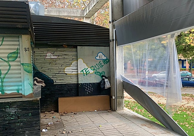 Pintadas, toldo roto y restos de material abandonado en el quiosco.