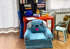 Mobiliario infantil en un despacho que debería ser serio.