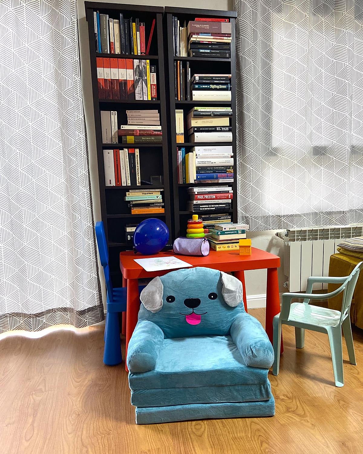 Mobiliario infantil en un despacho que debería ser serio.