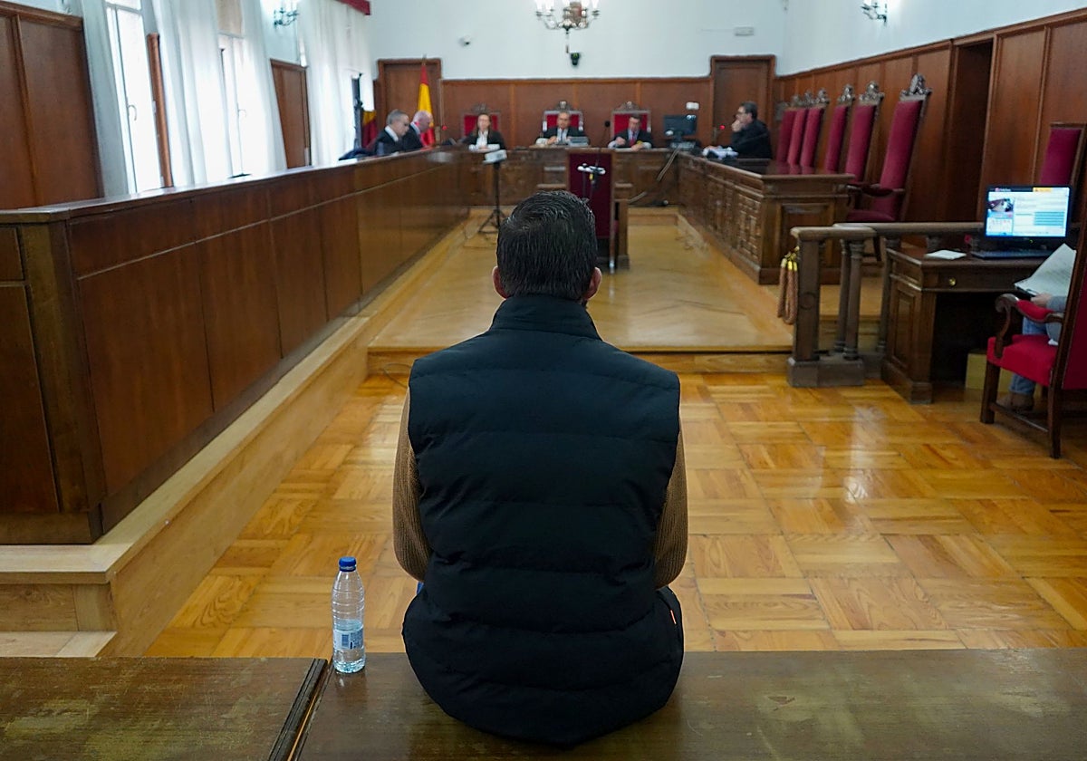 El condenado trabajaba en un salón de juegos en Azuaga.