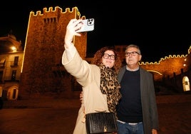 Una línea lumínica LED de 450 metros ensalza la silueta entre la Torre de la Yerba y la de Bujaco.