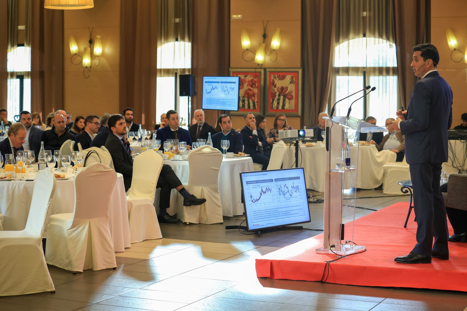 Intervención de Gerardo Puerta durante el Foro HOYde Mercados Santander celebrado en el hotel Cortijo Santa Cruz de Villanueva de la Serena.