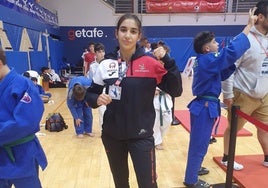 Alicia Martín posa con su medalla de plata en la Copa de España Infantil de Getafe.