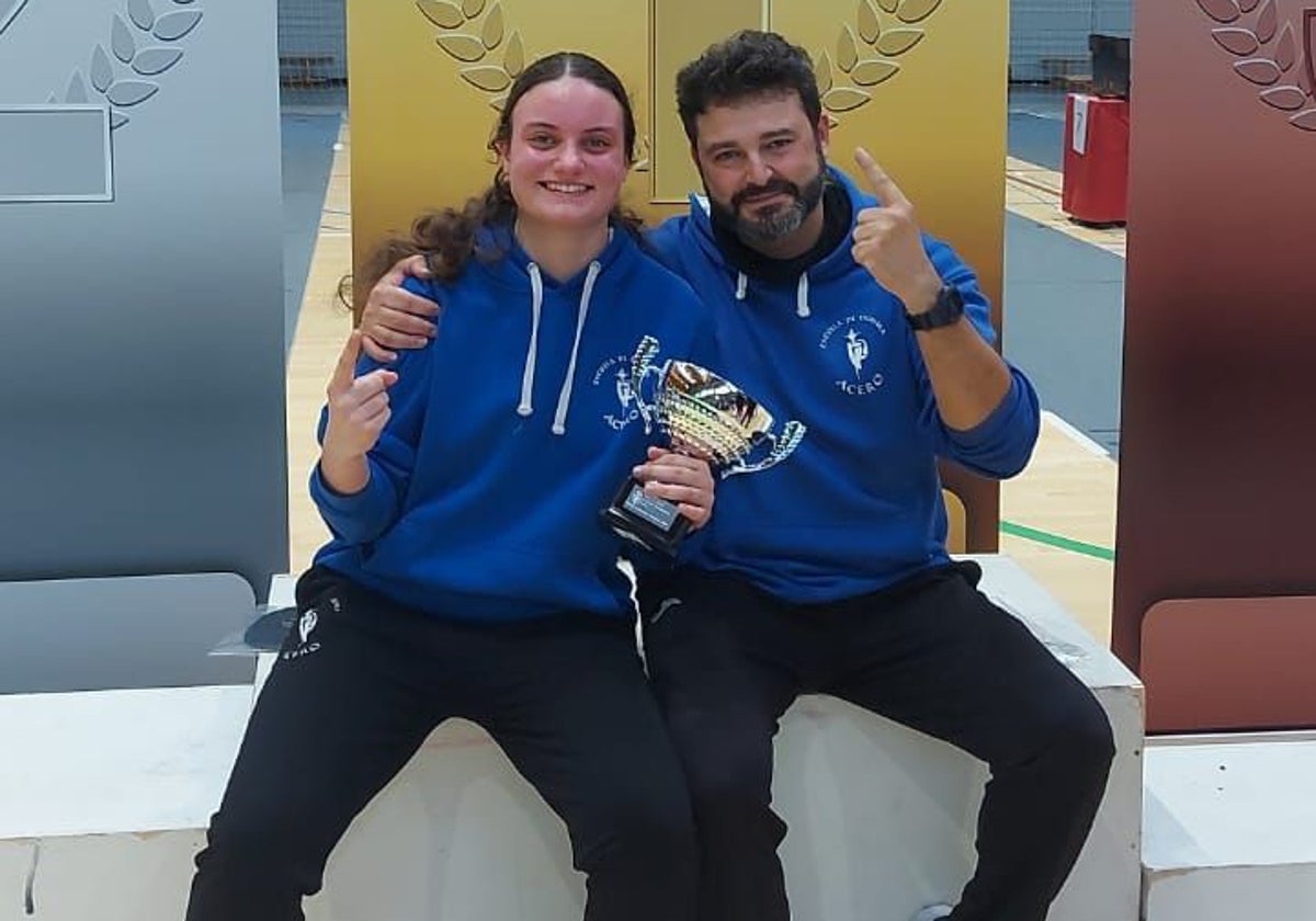 Aurora Binder posa con su trofeo junto a su maestro Gabriel Ferrá.