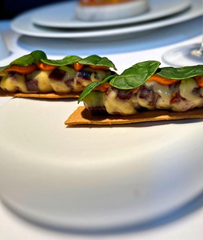 Imagen secundaria 2 - Jamón con helado de mahonesa y tomate, salchichón y lomo doblao.