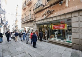 Cola a las puertas de Tiendas Rojo, en la calle Pintores de Cáceres, este martes a media mañana.