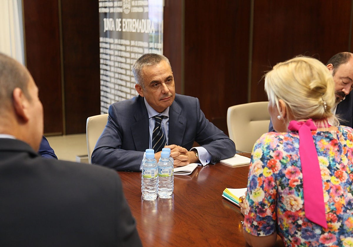 Reunión entre Vox y el Gobierno regional en septiembre para negociar las cuentas de 2025.