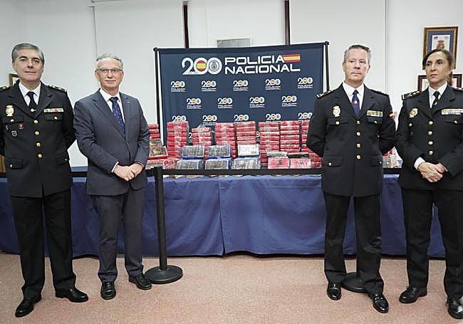 José María Gordillo (Brigada judicial), el delegado del Gobierno José Luis Quintana, Joaquín García (Estupefacientes) y la jefa superior Elisa Fariñas esta mañana en Badajoz. /