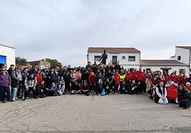 Los participantes posan bajo la escultura al paralímpico José María Pámpano «Pampa»