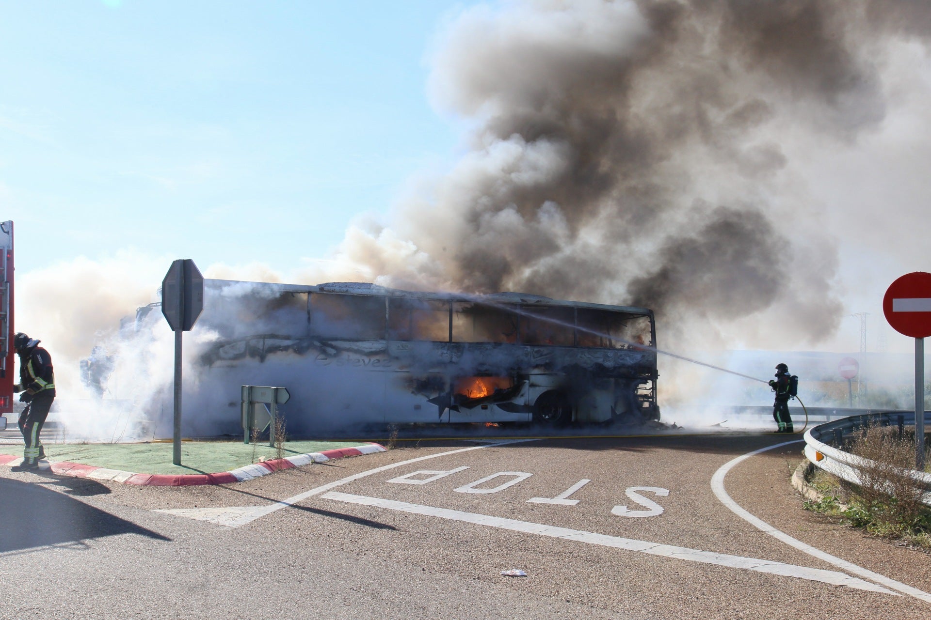 Así ha quedado el autobús que ha ardido en la A-5 cerca de Mérida