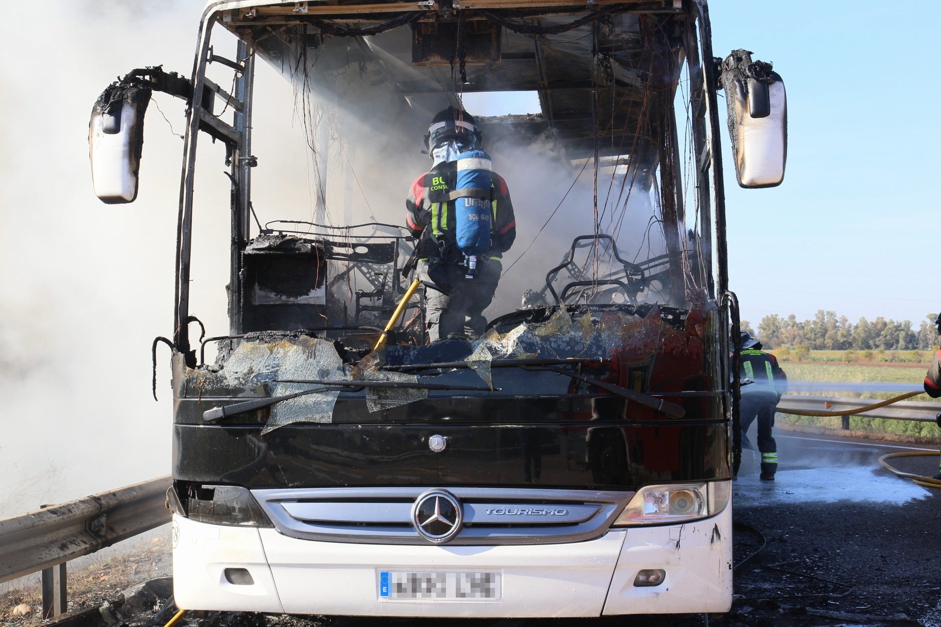 Así ha quedado el autobús que ha ardido en la A-5 cerca de Mérida