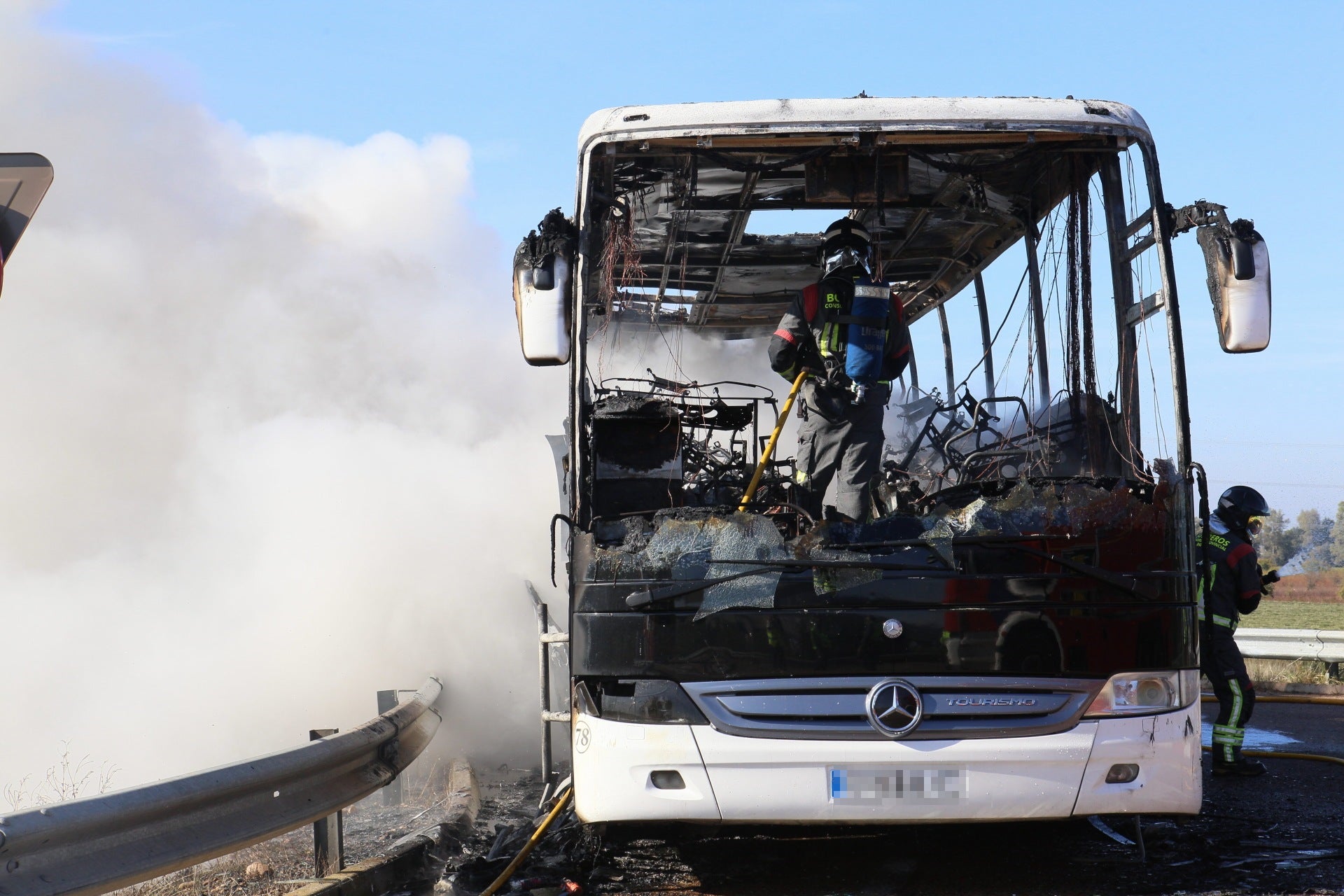 Así ha quedado el autobús que ha ardido en la A-5 cerca de Mérida