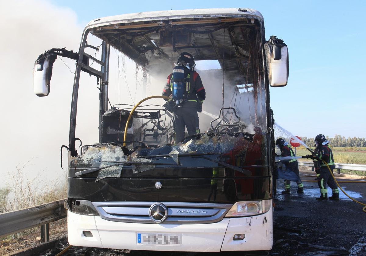 Así ha quedado el autobús que ha ardido en la A-5 cerca de Mérida