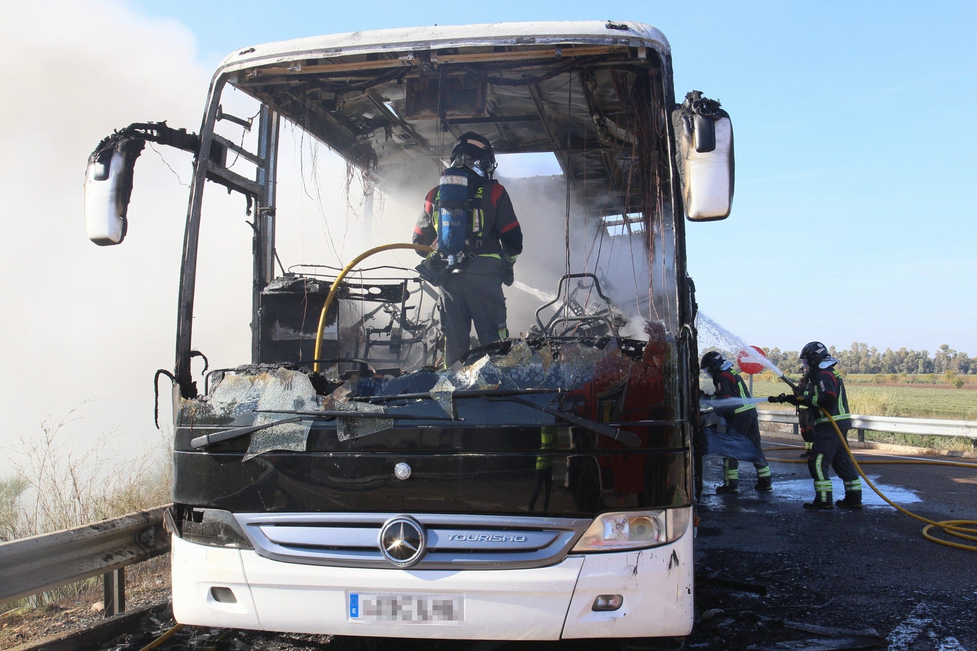 Así ha quedado el autobús que ha ardido en la A-5 cerca de Mérida