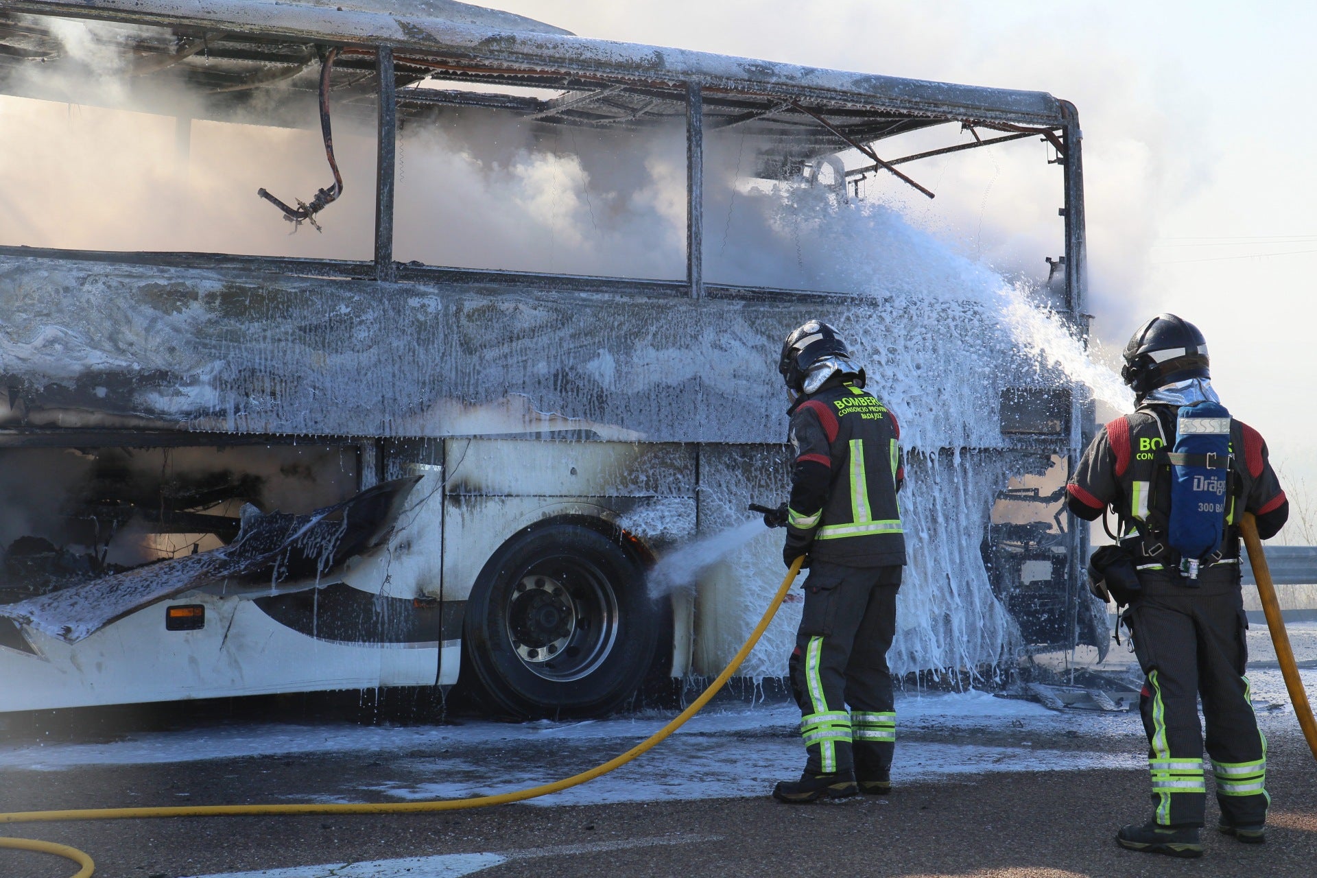 Así ha quedado el autobús que ha ardido en la A-5 cerca de Mérida