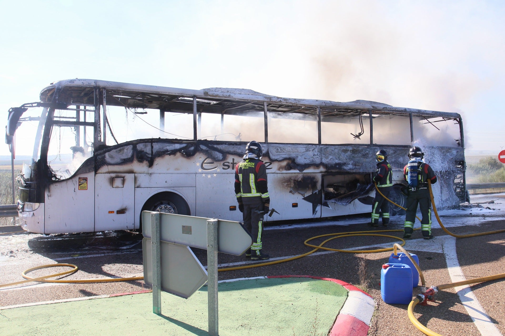 Así ha quedado el autobús que ha ardido en la A-5 cerca de Mérida