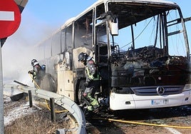 Así ha quedado el autobús que ha ardido en la A-5 cerca de Mérida