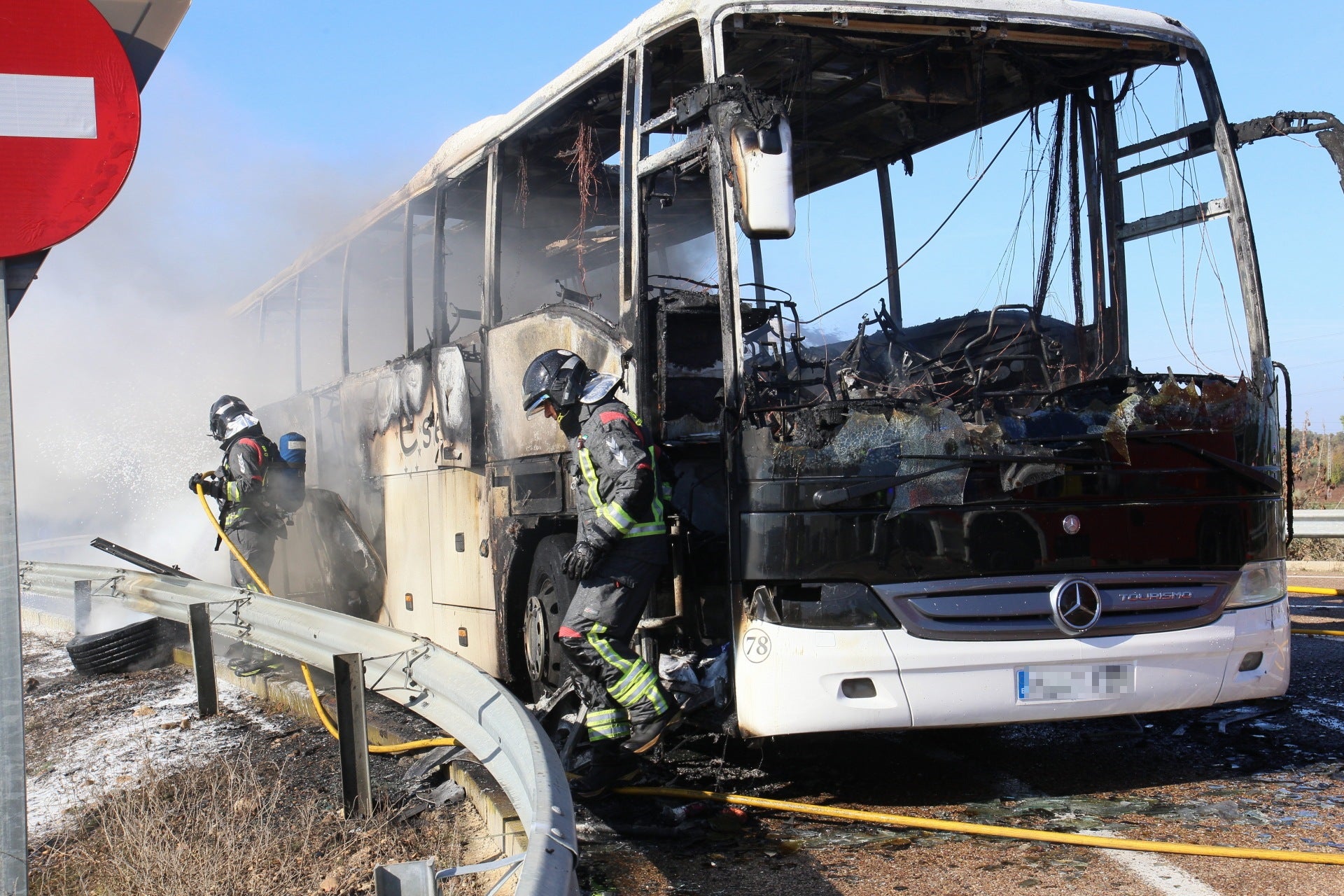 Así ha quedado el autobús que ha ardido en la A-5 cerca de Mérida