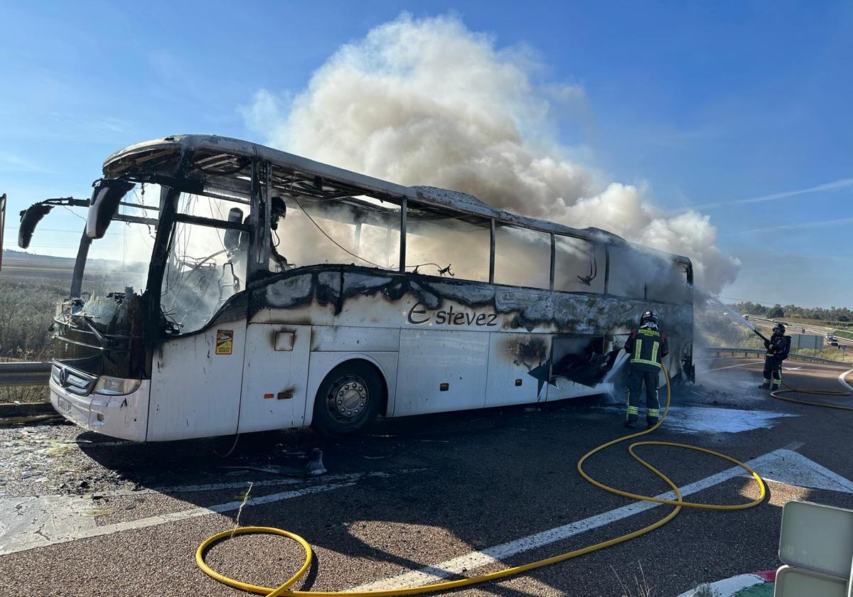 Un incendio calcina un autobús que llevaba a 30 pasajeros en la A-5 cerca de Mérida