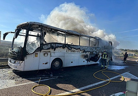 Los bomberos actuando para sofocar el incendio.