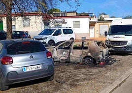 El vehículo quemado en Las Ochocientas de Badajoz.