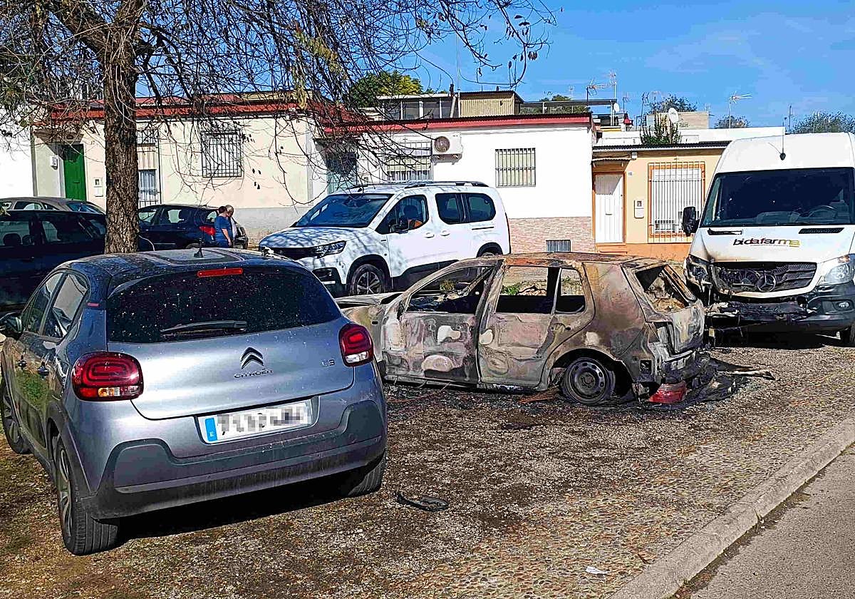 El vehículo quemado en Las Ochocientas de Badajoz.