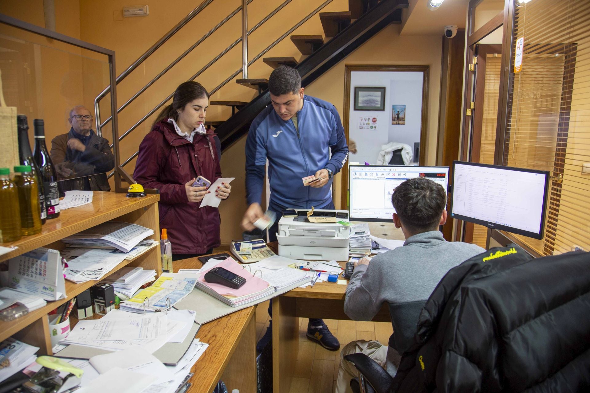 Fotos | Colas en la cooperativa de San Serván para comprar aceite más barato