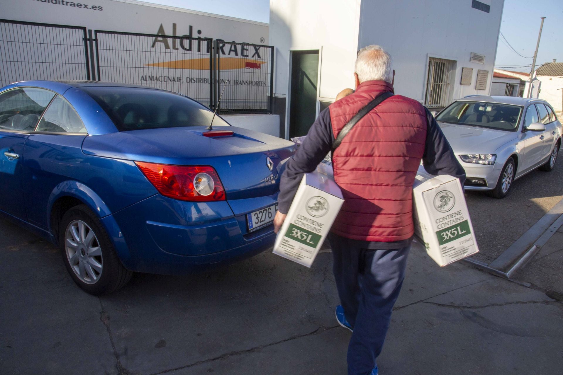 Fotos | Colas en la cooperativa de San Serván para comprar aceite más barato