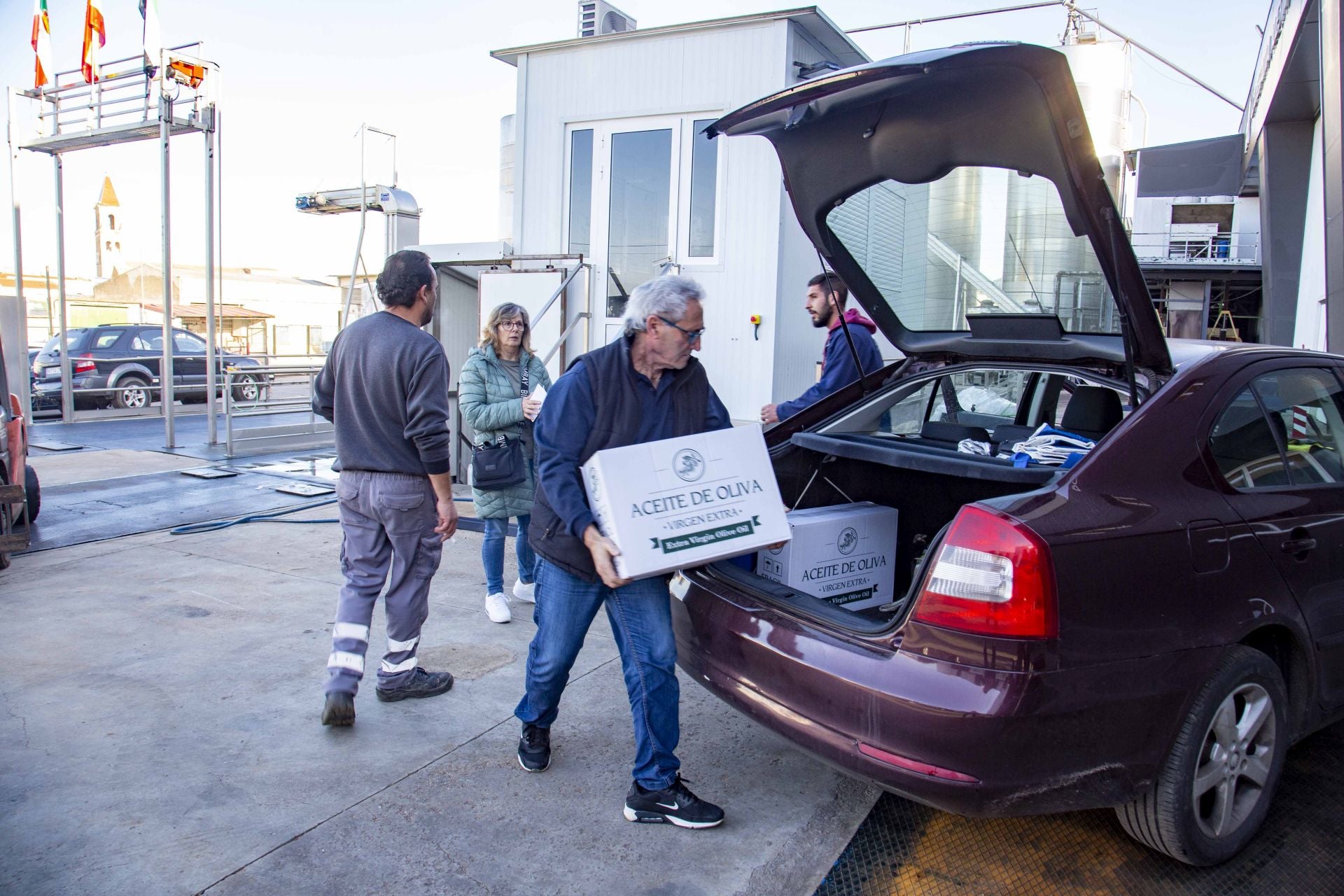 Fotos | Colas en la cooperativa de San Serván para comprar aceite más barato