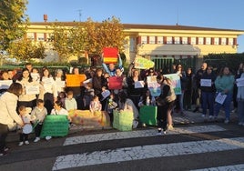 Protesta contra la salida de Técnicos de Educación Infantil frente al colegio de La Coronada, este jueves.